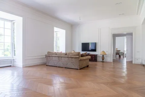 Heller Altbau-Wohnraum mit Parkett als Symbolbild, kein Immobilienangebot