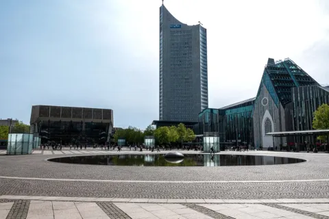 Augustusplatz in Leipzig mit City-Hochhaus, Gewandhaus und Paulinum